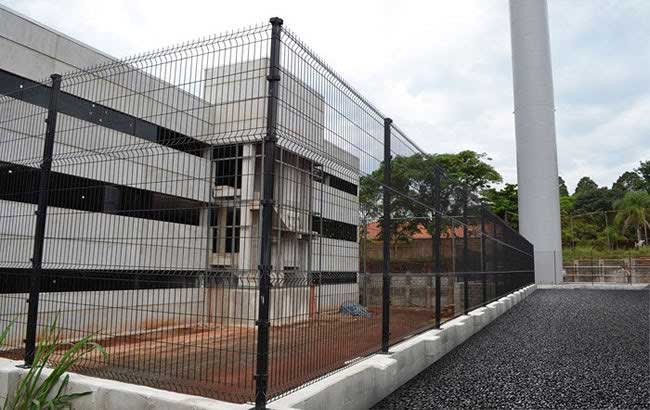 A imagem mostra um gradil da Dimatelas